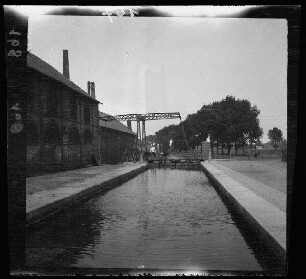 [Biache-Saint-Vaast (Dep. Pas-de-Calais, Frankreich):] Schleuse an der Scarpe (= Fluss in Nordfrankreich) neben einem Fabrikgebäude (Kupferwerk (?)), daneben ein Wachhäuschen