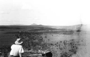 Talebene : Aufnahme eines Mannes auf einem Berg mit Blick in eine Talebene