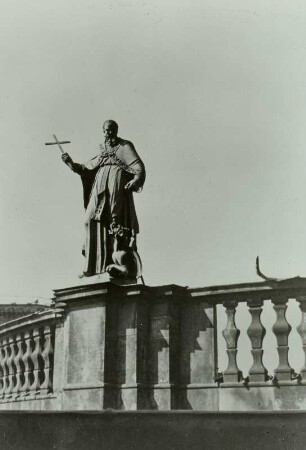 Heiliger Magnus : Dresden, Heiliger Magnus auf der Balustrade der Hofkirche