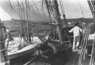 Ostsee. Hochsee-Segelkurs. Rauhe See und eine steife Brise. Das Schiff neigt sich ein wenig