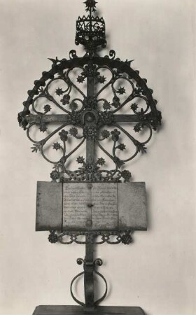 Grabkreuz aus Liebenau bei Lauenstein. Meister Carl Christlieb Jungnickel. Schmiedeeisen, 1825