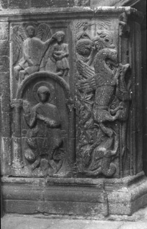 Como, S. Fedele, Gewänderelief des Ostportals