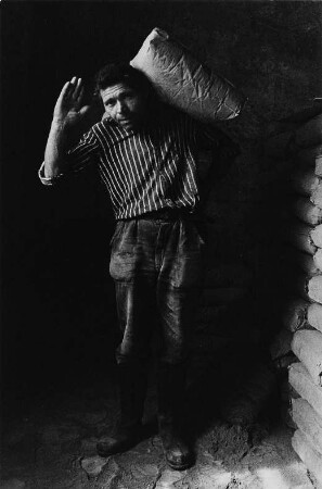 Ungarn. Portrait eines Mannes mit Zementsack