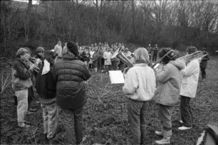 Trimm-Trab: Veranstalter TSV Zarpen e. V.: Konzert der Bläsergruppe der Kirchengemeinde Zarpen: hinten Teilnehmer und Zuhörer