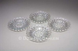 Vier Dessertschalen mit Blumendekor