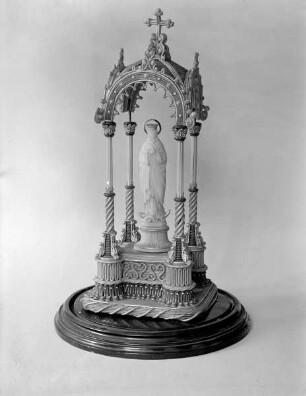 Immaculata unter Baldachin