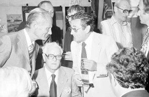 Freiburg: Festakt im Hangar; Gruppen mit Oberbürgermeister Keidel, Gen. Fuhr (3. Franz. Div.), Trachten