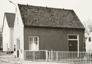 Deutschbaselitz, Wartehäuschen mit Transormatorenstation, Eckansicht