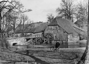 Ansicht der Grander Mühle im Sachsenwald, Kreis Herzogtum Lauenburg. Diese Wassermühle wurde bereits 1345 urkundlich erwähnt