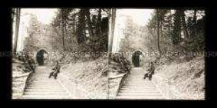 Wanderer vor der Klosterruine Oybin