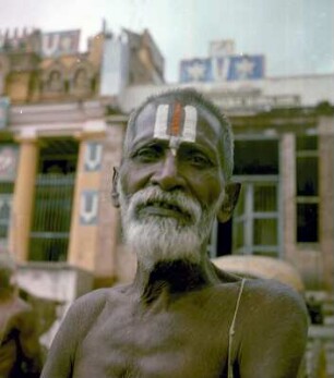 Porträt eines Hindus, aufgenommen vor dem Vishnu-Tempel : Varanasi (Indien). Porträt eines Hindus, aufgenommen vor dem Vishnu-Tempel
