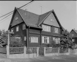 Dresden-Naußlitz, Alfred-Thiele-Straße 34b/34. Wohnhaus der Alfred-Thiele-Siedlung, Holzhaussiedlung einer Heimstätten-Genossenschaft (1927; K. Wachsmann). Straßenansicht
