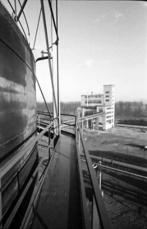Freiburg: Gaswerk, Neubau, Vordergrund Hochrohr, vom Gaskessel aus, mit Vordergrund