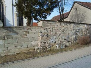 Ansicht von Süden im Südosten mit Kirchhofmauer in unterschiedlichen Erhaltungszuständen (Wehrgang im 18 Jh abgetragen)