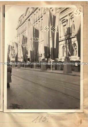 Hakenkreuzfahnen am Grand Hotel und dem Gebäude der Dresdner Bank in der Ulica Piotrkowska