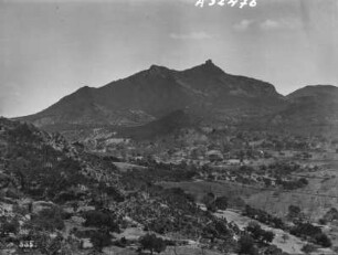 San Salvador und Kalvarienberg : Blick über ein Tal auf den Kalvarienberg