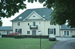 Oetjendorfer Landstraße 19: Haus Lichtensee: Frontseite mit Mittelrisalit, Eingangsportal, Balkon: beiderseits einstöckige Seitenflügel: vorne links Auffahrt