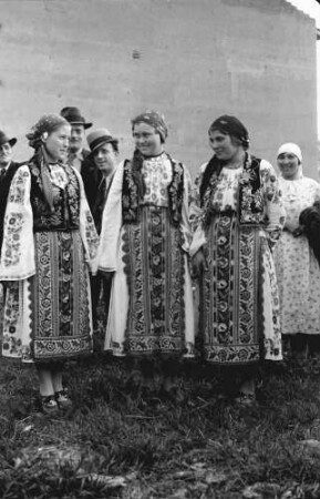 Bukarest: Drei Mädchen in Tracht, nebeneinander