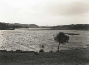 Talsperre Pirk. Blick über die Vorsperre nach Westen auf die Elsterhöhen