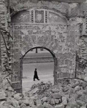 Ohne Titel (Die Aktentasche überlebt Alles.., Berlin Kurfürstendamm 69, 1954)