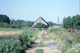 Weg am nördlichen Dorfrand entlang zu einer etwas außerhalb stehenden Scheune
