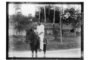 Reiter mit Pfeife : Thailand, Reiter mit Pfeife vor einem Stacheldrahtzaun, 1908/1913
