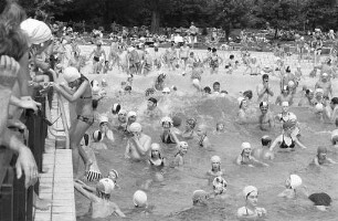 Badebetrieb im Rheinstrandbad Rappenwört