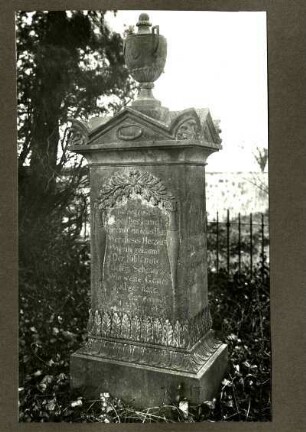 Friedhof, Grabstein mit Urne, 1830