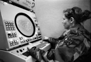 Eine US Soldatin bedient das Kontrollsystem des Patriot Air Defense Missile Systems während des amerikanisch-deutschen Manövers Central Guardian 85 in der Nähe von Gießen