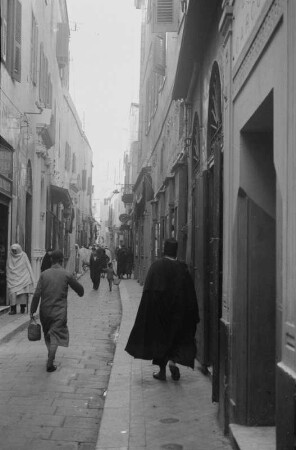 Straße in Tripolis : Blick in eine enge Straße