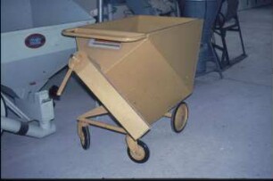 Fotografie: Fütterungstechnik, Futtervorlage, Kraftfutter, Futterwagen, Handarbeit, Handgerät