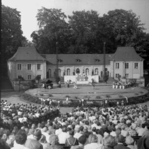 Revue mit Moderator Ulli Busch im Rahmen der Veranstaltungsreihe "Dresdner Sommer". Großer Garten, Freilichtbühne "Junge Garde", 14. Juni 1970