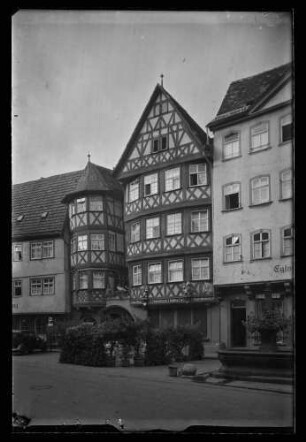 Marktplatz 12 (Konditorei Hahn) mit Vorplatz, Nebengebäuden und Marktplatzbrunnen