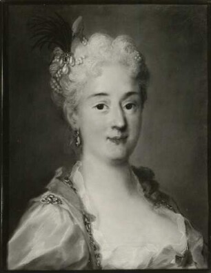 Dame in mattgelbem Kleide mit hellblauen Bändern : Carriera, Rosalba: Dame in mattgelbem Kleide mit hellblauen Bändern. Pastell; 53,5 x 42,5 cm. Staatliche Kunstsammlungen Dresden (SKD), Gemäldegalerie Alte Meister