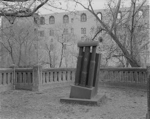 Plastik : Stahlplastik (nach 1960). Im Hintergrund W-Flügel der Moritzburg
