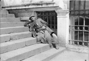 Bukarest: Auf der Treppe, Schlafender