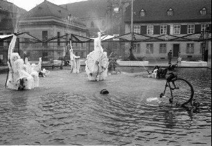 Basel: [Tinguely-]Brunnen vor dem Stadttheater, vereist