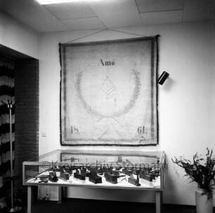 Tischlerinnung Stormarn: Hindenburgstraße: Filiale der Volksbank Stormarn: Ausstellung zu 90 Jahre Stormarner Tischlerinnung, 150 Jahre "Tischleramt OldesIoe" und 250 Jahre "Tischlerzunft zu Oldesloe": ausgestellte Tischlerfahne und Vitrine