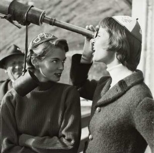Modeaufnahme, Modelle Janet Wagner und Dolores Hawkins am Franz Josef Haus (Mademoiselle)