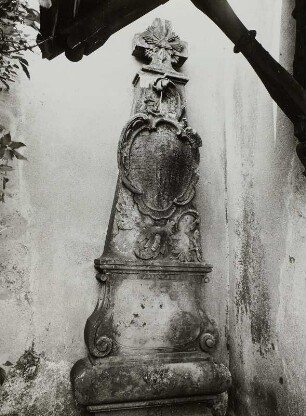Grabmal der Familie Schneider : Grabmal der Familie Schneider. Sandstein. Um 1770. Wachau-Seifersdorf, evangelische Pfarrkirche, an der Kirchenwand