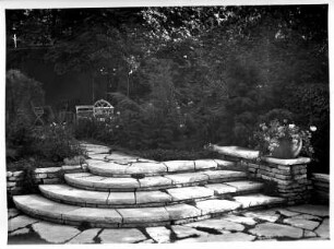 Gartenanlage mit japanischen Stilelementen (um 1925). Treppenaufgang zu einer Sitzgruppe (vielleicht in Dresden)