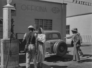 AGIP-Tankstelle : Fahrzeuge an einer Tankstelle der Azienda Generale Italiana Petroli (AGIP)