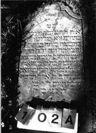 Grabstein 102 (Index: 99796500) Material: Sandstein Zustand: verwittert Maße HxBxT: 0x0x0 cm Beschreibung: Stele, Sockel, geschweifter Abschluß: Grabstein 102A