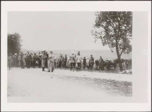 Großherzog Friedrich I. im Gespräch mit Uniformierten, im Hintergrund weitere Uniformierte.