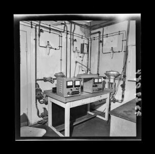 Technische Geräte an einem Arbeitsplatz in der Abteilung Diode, Foto 1973