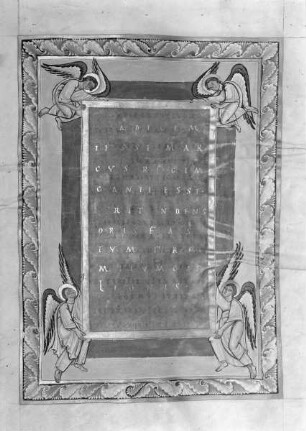 Evangeliar — Zierseite mit vier eine Schrifttafel haltenden Engeln, Folio 45recto