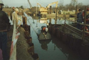 Einschwimmen eines Dükers am Mittellandkanal