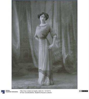 Frau in Kleid von Agnès