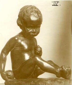 Sitzender Knabe : Sitzender Knabe. Bronze; 27 x 25 cm (wohl um 1915; C. Brose)