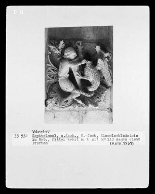 Einzelschlussstein mit der Darstellung eines Ritters, der sich gegen einen Drachen wehrt